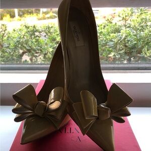 Valentino Garavani Beige Patent Leather Pumps.